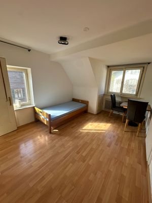 Bett mit Ess- oder Arbeitstisch
