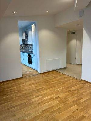 Wohnzimmer mit Blick zum Flur/Küche