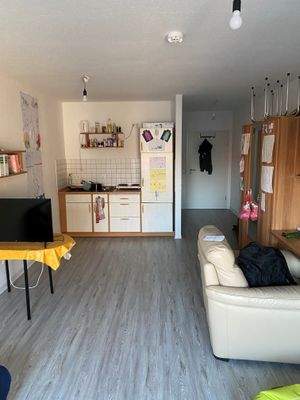 Wohnzimmer mit Blick auf Kochnische.jpg