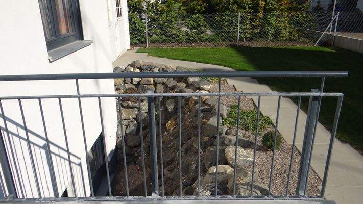 Lichthof mit Steinböschung für den Souterrain von 