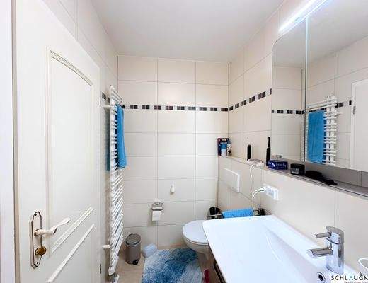 Badezimmer mit Dusche - EG - Wohnung