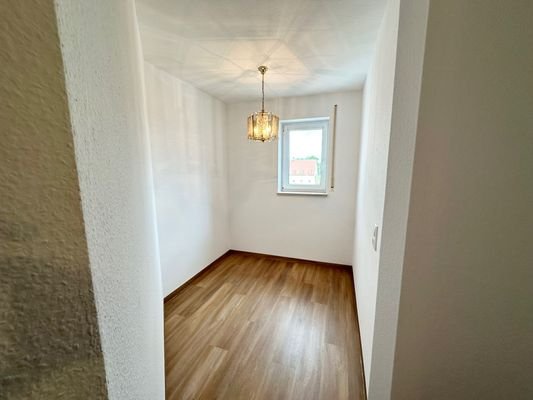 Viele Möglichkeiten für Garderobe oder Vorrat