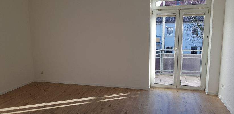 Wohnzimmer mit Balkon.jpg