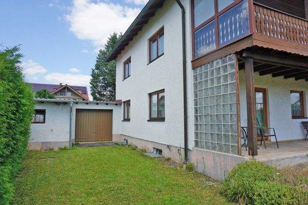 Rückseite Garage und Tor zum Garten