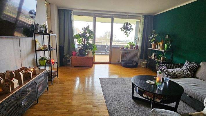 Wohnzimmer mit Zugang zum Balkon