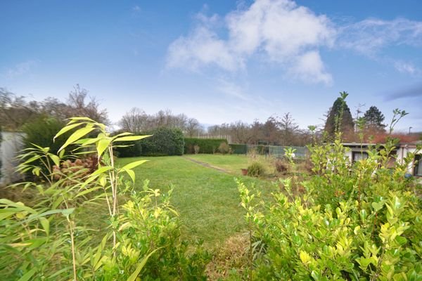 auf die Terrasse und den Garten