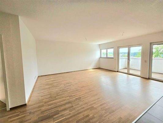 Wohnzimmer mit Zugang zum Balkon