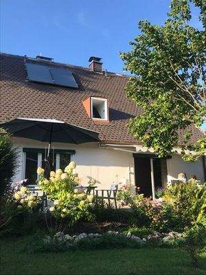 Blick vom Garten zur Terrasse