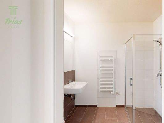 Badezimmer mit Dusche (Musterwohnung)