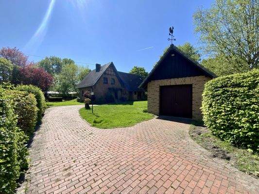 Zufahrt Garage und Wohnhaus