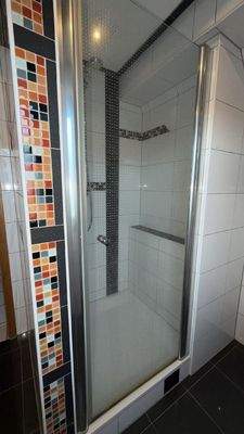 Badezimmer mit Dusche im OG