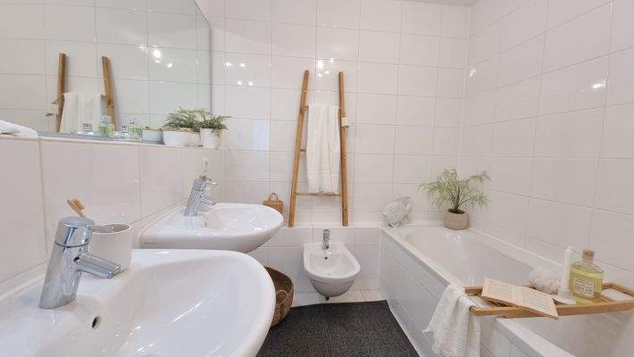 Geräumiges Badezimmer