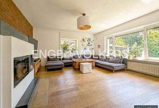 großzügiges Wohnzimmer
