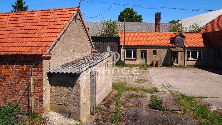 Innenhof | links: PKW-Garagen