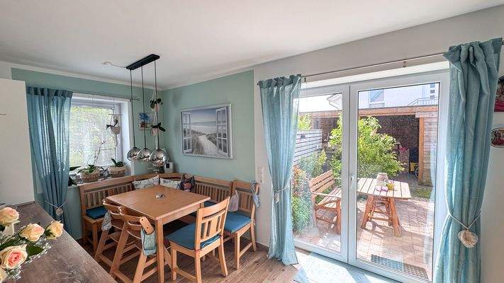 Essbereich mit Zugang zur Terrasse und Garten
