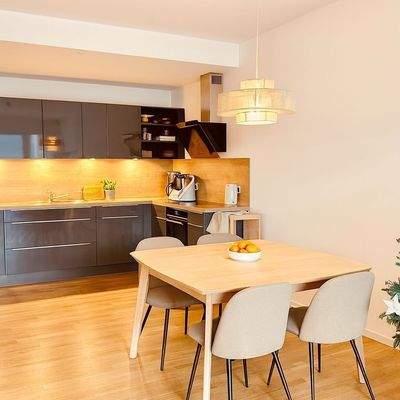 Moderne Küche mit Essbereich