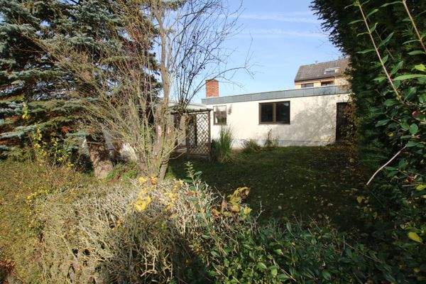 Blick in den Garten mit Terrasse