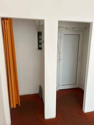 Tür und Vorhang im Flur