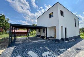 Ansicht vorne mit Carport