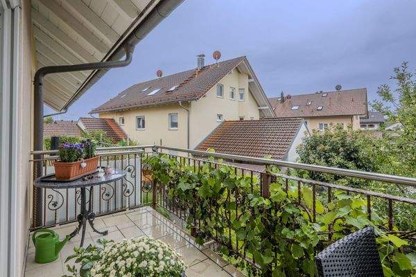 Genießen Sie Privatsphäre auf dem großen Balkon