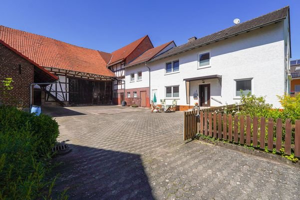 Einfahrt mit Blick auf Innenhof mit Bauten