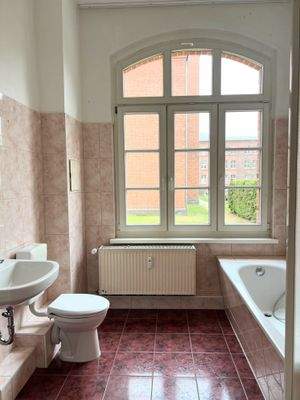 Badezimmer mit großer Fensterfront