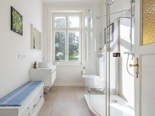 6. Das Gäste Duschbadezimmer im Hochparterre..jpg