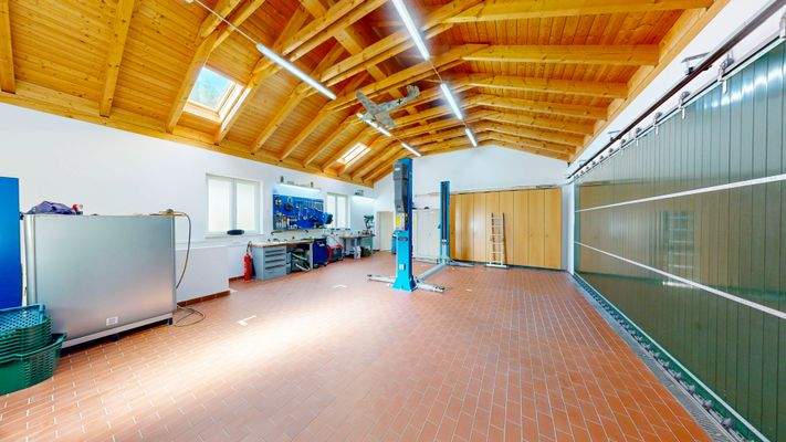 Doppelgarage mit Hebebühne