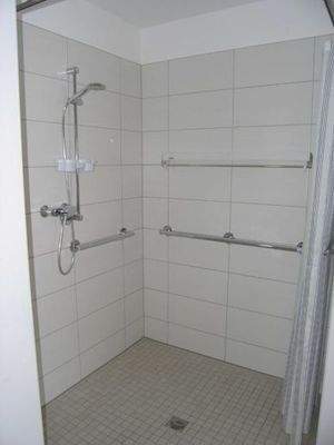 geräumige Dusche