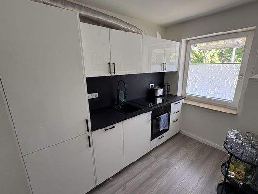 Moderne Einbauküche im EG