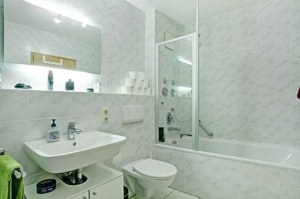 Bad mit Wanne und WM-Anschluss