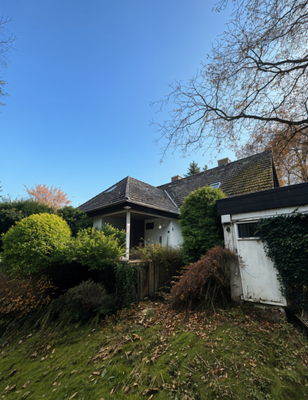 Gartenseite mit Garage