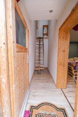 Treppenaufgang Haus links