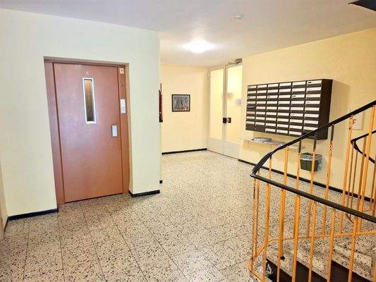 Treppenhaus - Fahrstuhl