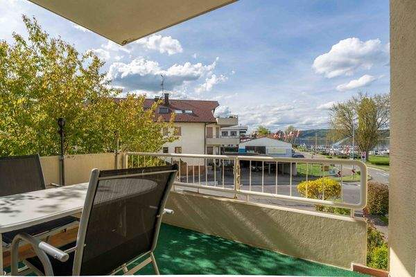 Balkon mit Hafenblick