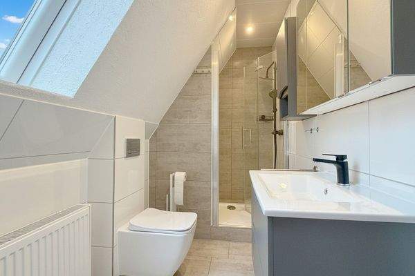 Bad mit Dusche und WC im Dachgeschoss