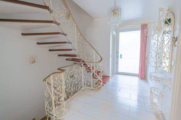 Treppe ins OG. mit Eingangsbereich