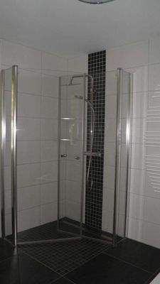 Bad mit bodentiefe Dusche u. Wanne