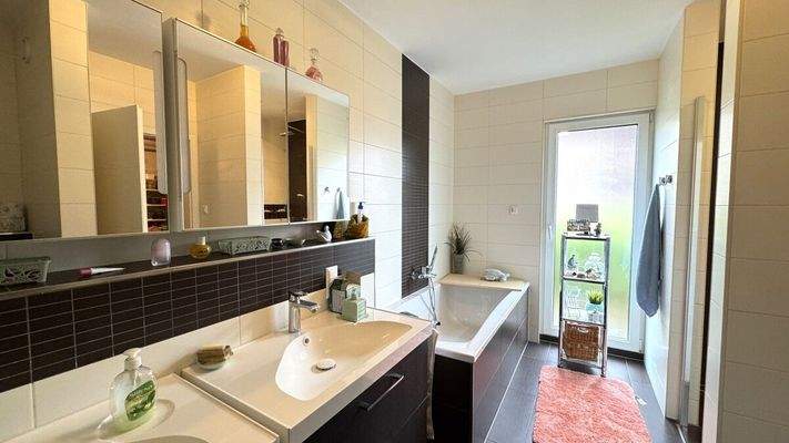 Bad mit Wanne und Dusche