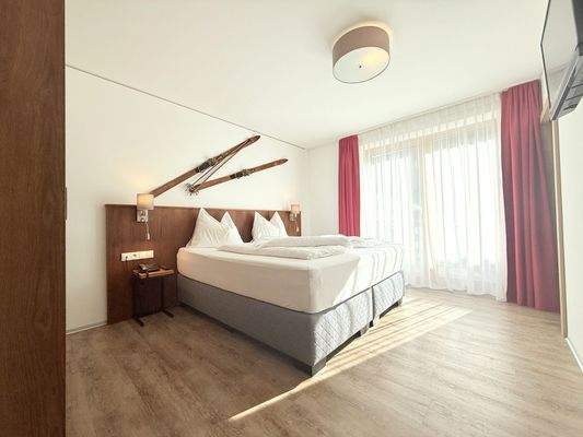 Schlafzimmer mit bodentiefen Fenstern