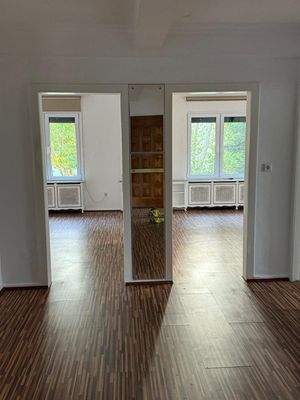 Lichtdurchflutete Räume mit intelligenter Raumteilung - Moderne Wohnkomfort durch harmonische Fensterlösung und flexiblen Durchgang