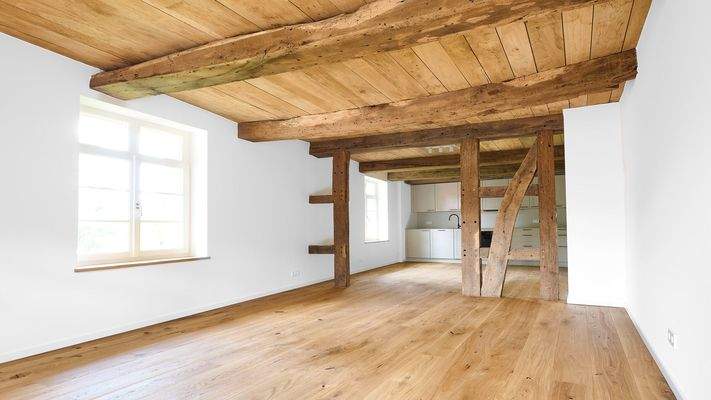 Der Essbereich mit Blick in die offene Küche