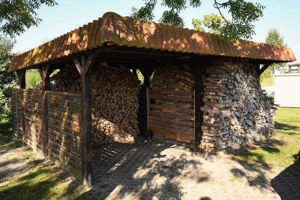 Carport mit Holzunterstand