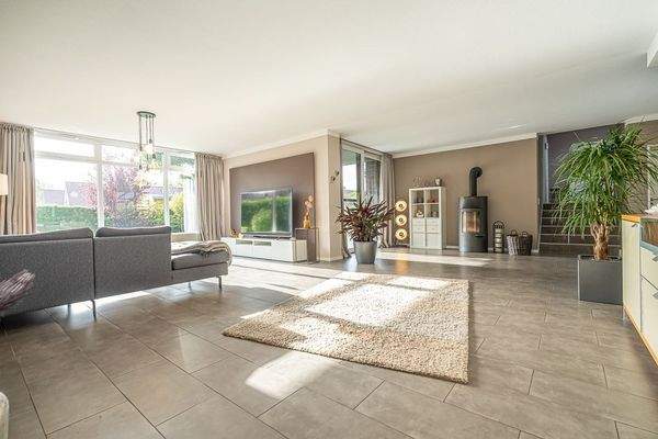 Lichtdurchflutet zeigt sich der Wohnbereich