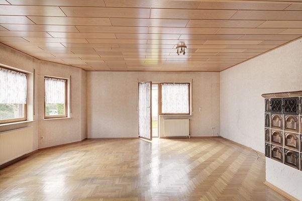 Wohn-/Esszimmer mit Zugang zum Garten