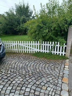 Einfahrt zum Carport