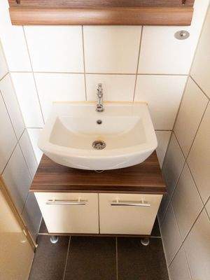 Waschbecken im Gäste-WC im EG