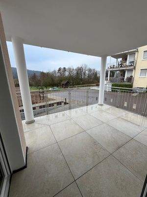 Balkon mit grünem Ausblick