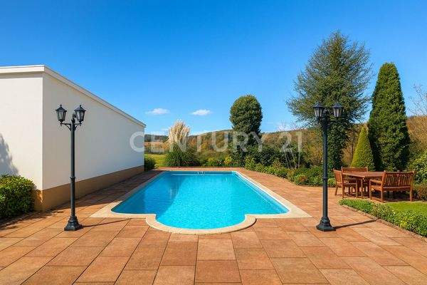 Poolterrasse mit weitem Landschaftsblick