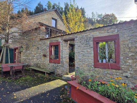 Ruine zwischen den Gebäudeteilen.jpg